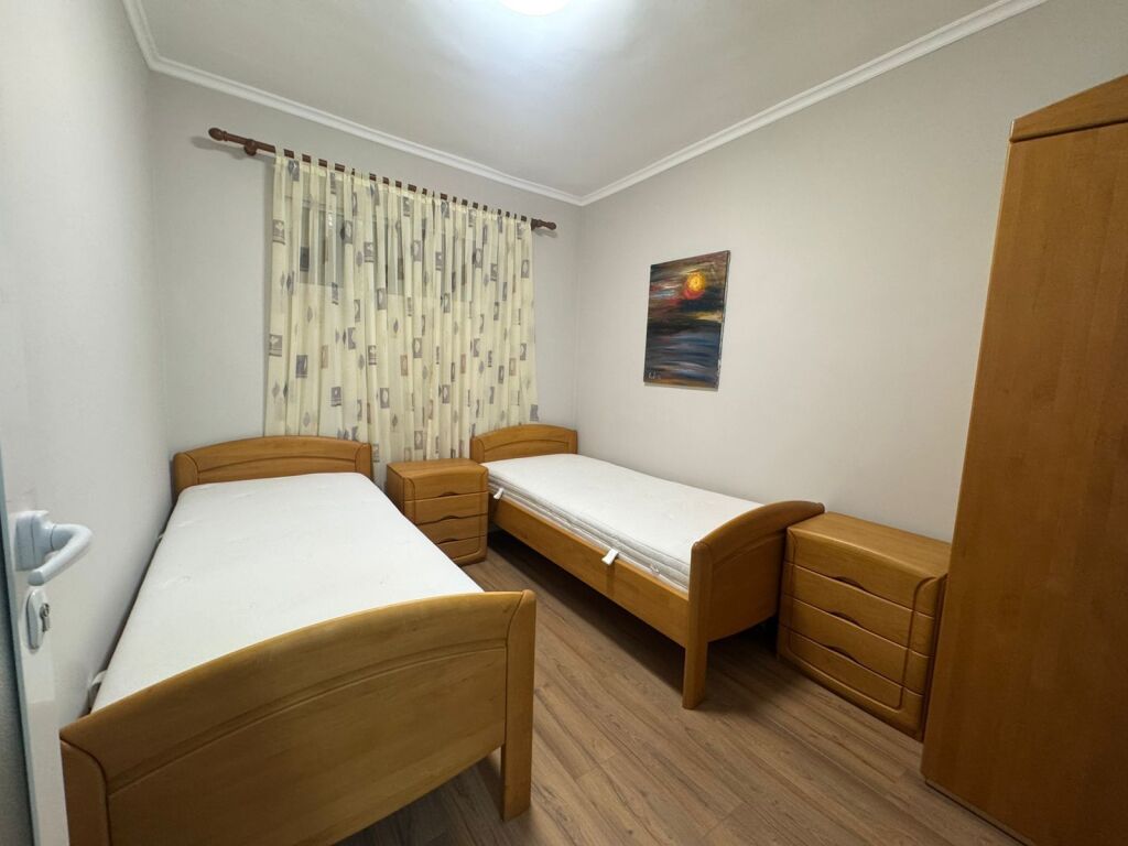 Apartament 2+1 me qira tek Ish Blloku prane Shkolles 11 Janari