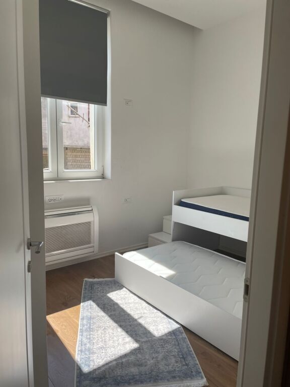 🏢Rruga e Durresit,pas Hotel Colosseo jepet me qera apartament 2+1,i mobiluar.800Euro