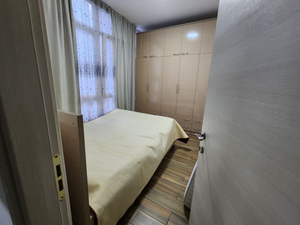 Affittasi 1+1 presso Komuna e Parisit