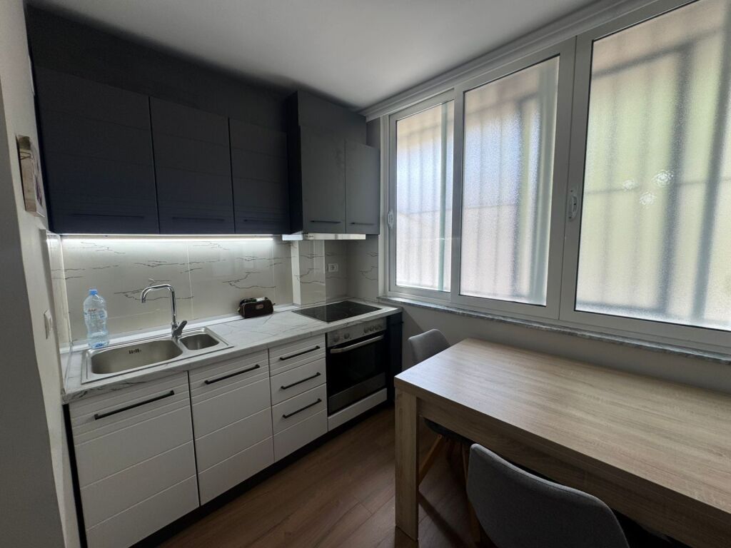 Apartament 2+1 me qira tek Ish Blloku prane Shkolles 11 Janari