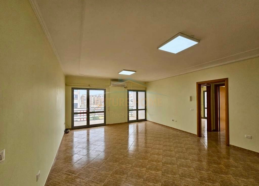 Qera, Ambient Biznesi, Zogu i Zi, Tirane.