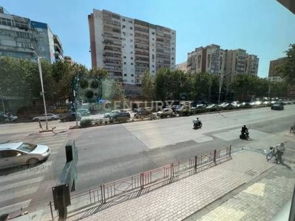 Commercial Space for Rent at the intersection in Laprakë!

