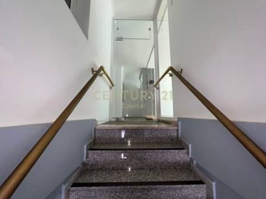 Commercial Space for Rent at the intersection in Laprakë!

