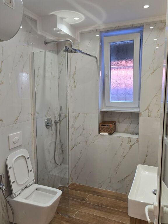 🏡 Shiten 2 Garsoniere – Rruga “4 Dëshmorët”