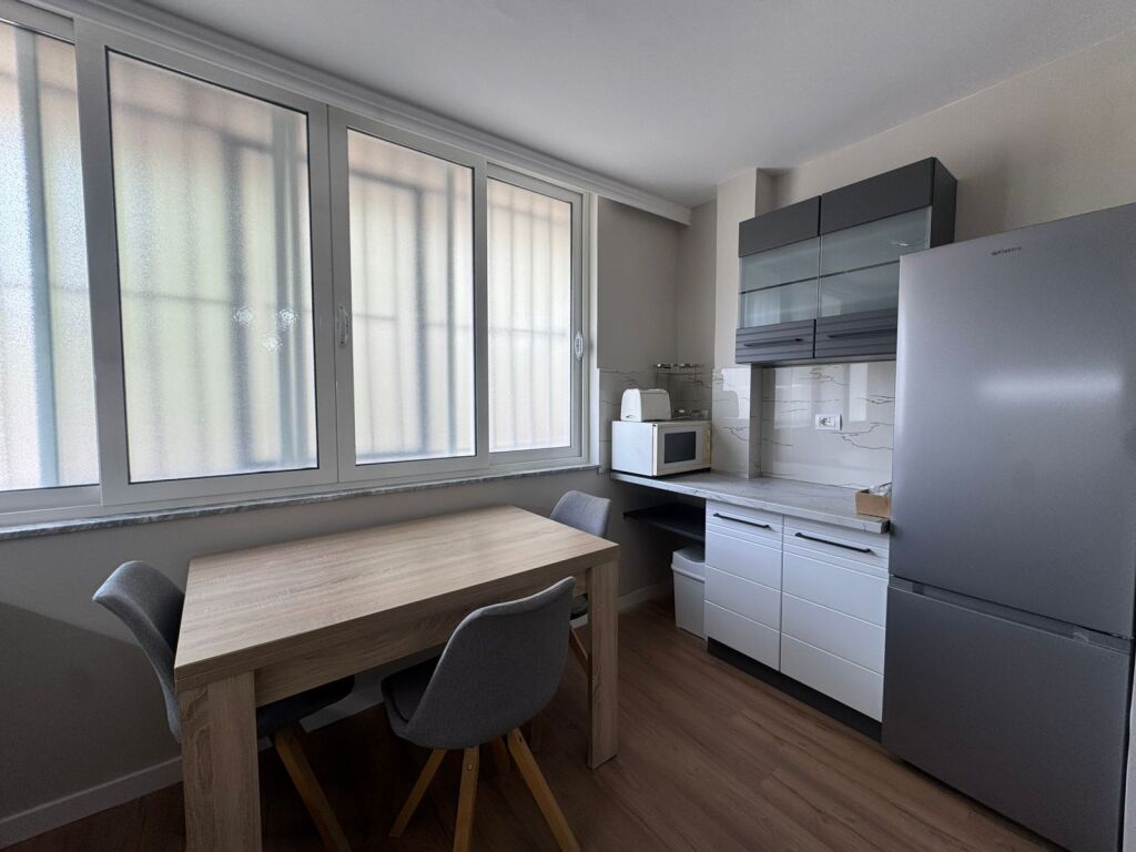 Apartament 2+1 me qira tek Ish Blloku prane Shkolles 11 Janari