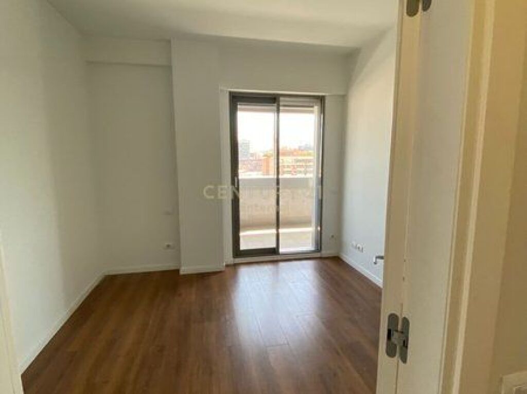  Commercial Space 3+2 For Rent at Petro Nini Luarasi High School, New Tirana