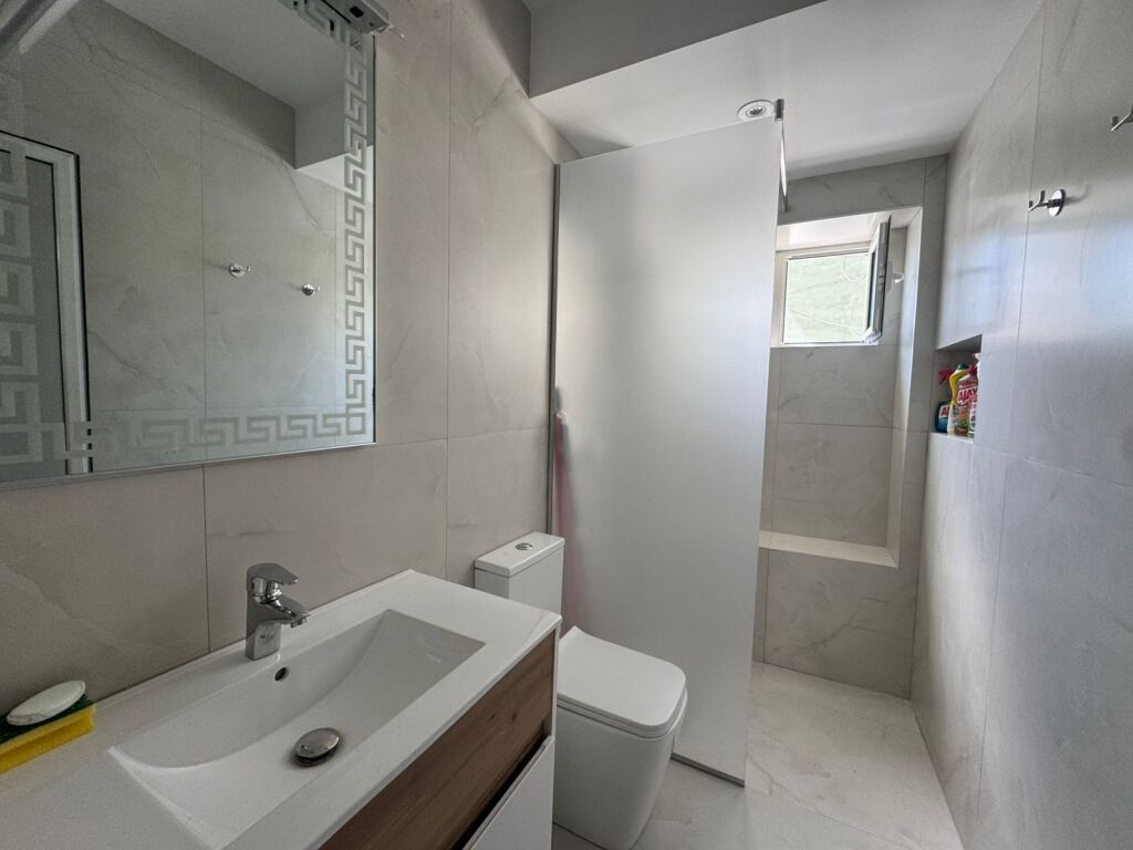 Apartament 2+1 me qira tek Ish Blloku prane Shkolles 11 Janari