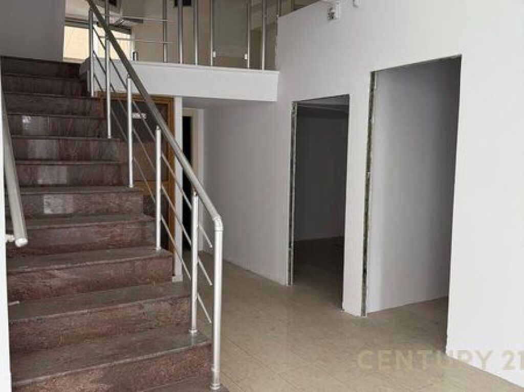  Ambient Komercial për Shitje në Shkollen e Baletit,