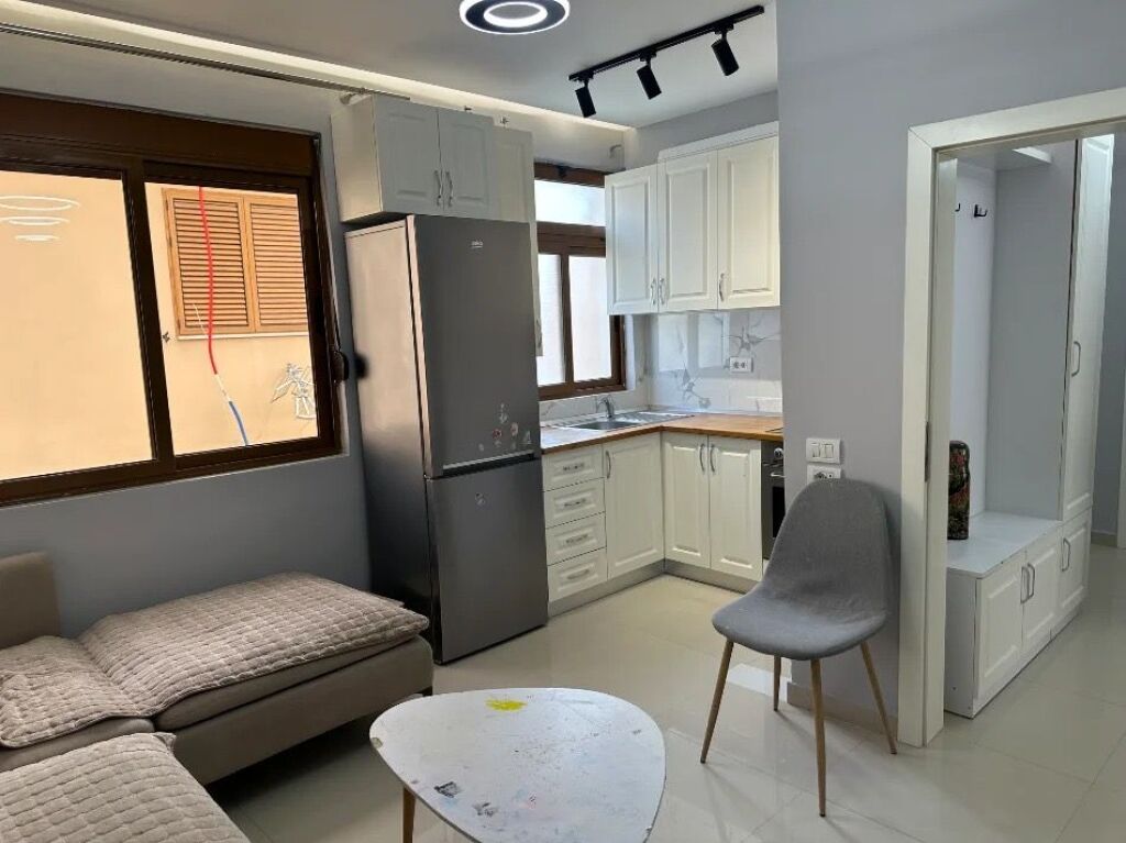 Apartament 1+1 me qira tek Rruga e Kavajes!