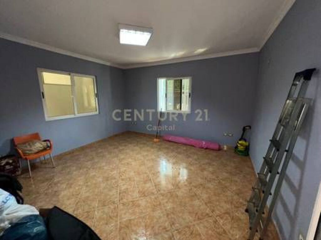 Commercial Space for Rent at the intersection in Laprakë!
