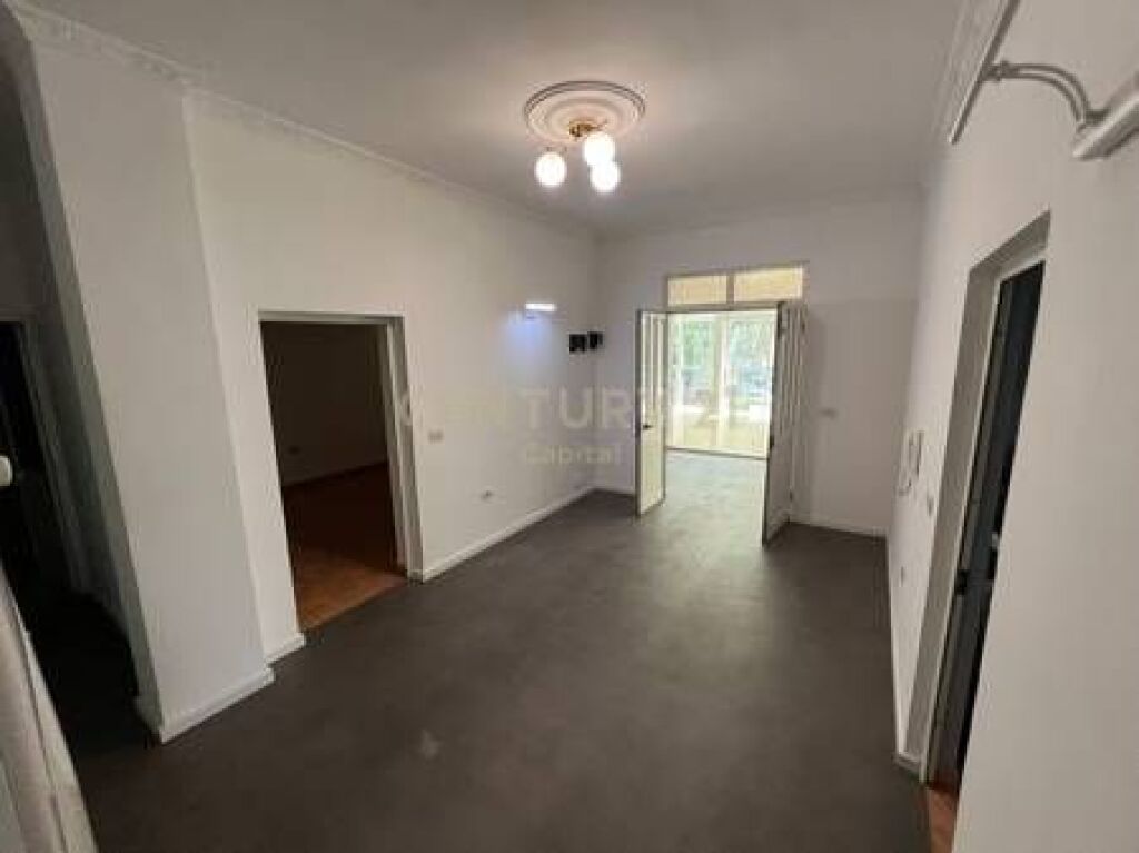 Commercial Space for Rent at the intersection in Laprakë!
