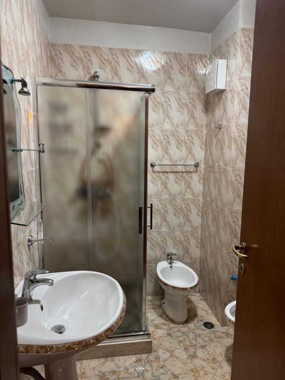 🏢Sheshi Willson prane Shkolles“Deshmoret e Lirise” jepet me qera apartament 1+1,i mobiluar  60,000Leke