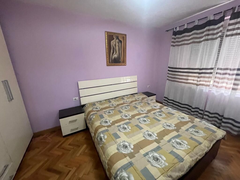 Kryqezimi i 21-dhjetorit, jepet me qera apartament 1+1.