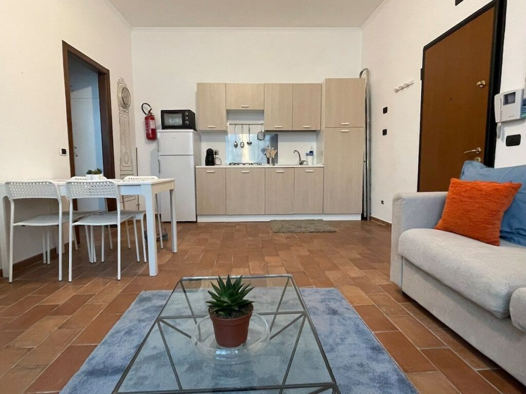 21 dhjetori, jepet me qera apartament 1+1 .
