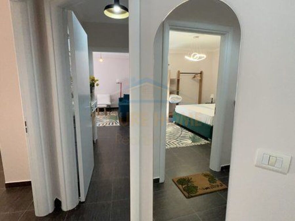 Shitet , Apartament 2+1+2, Rruga e Barrikadave, Tiranë. 