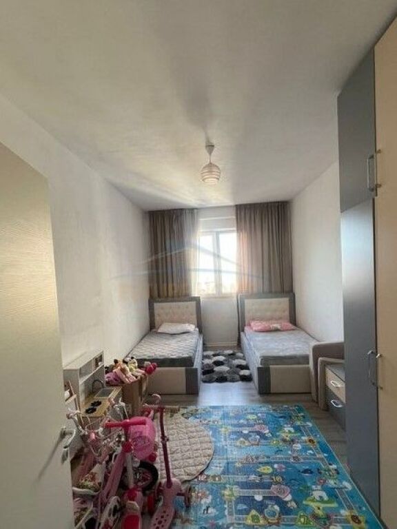Shitet Apartament 2+1+Post Parkimi, Yzberisht, Grand Galery.