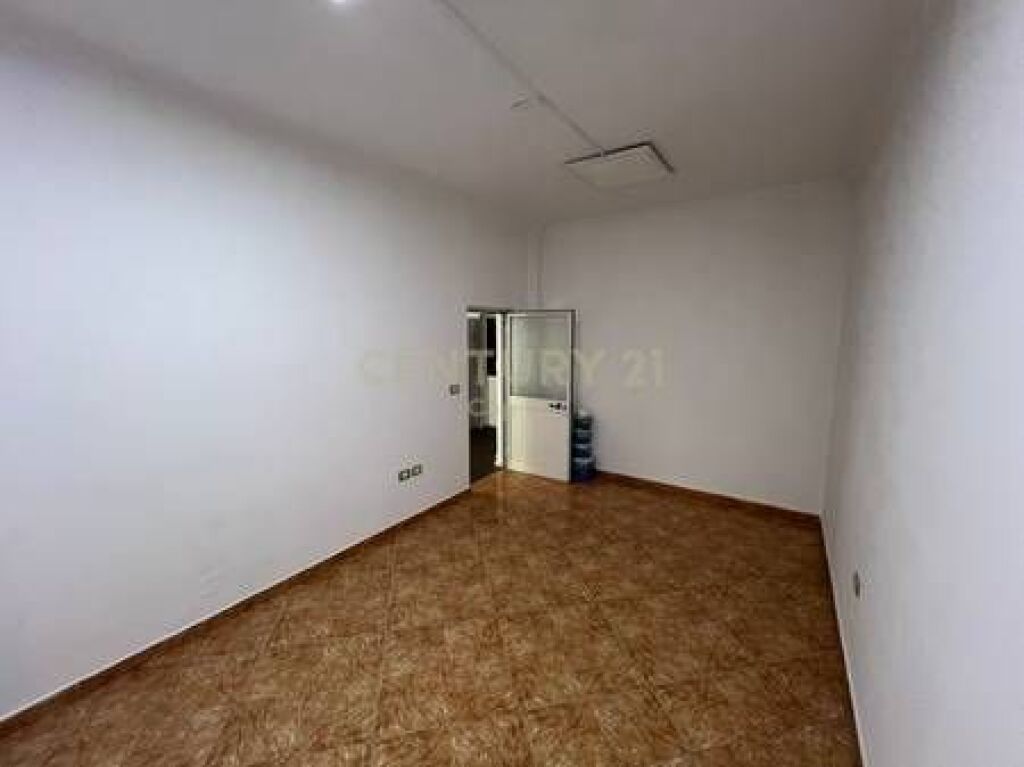 Commercial Space for Rent at the intersection in Laprakë!
