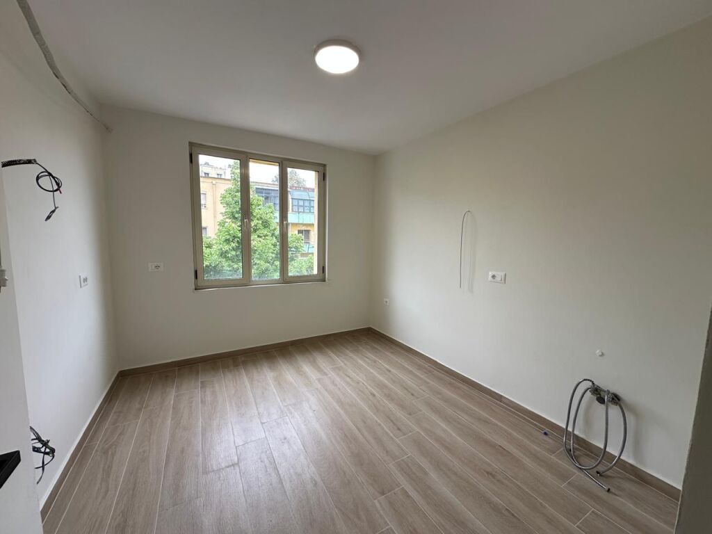 🏢Durres Street is for rent for offices, apartment 3+1.600Euro(Net)  