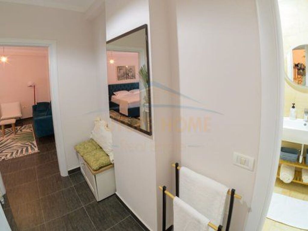 Shitet , Apartament 2+1+2, Rruga e Barrikadave, Tiranë. 