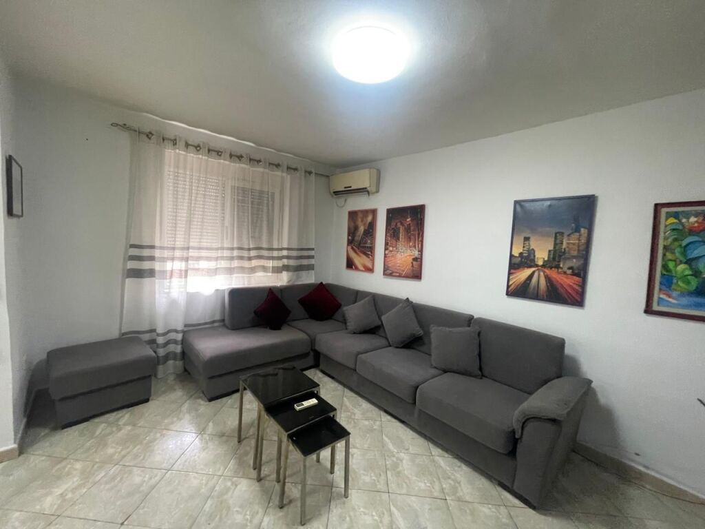 Kryqezimi i 21-dhjetorit, jepet me qera apartament 1+1.