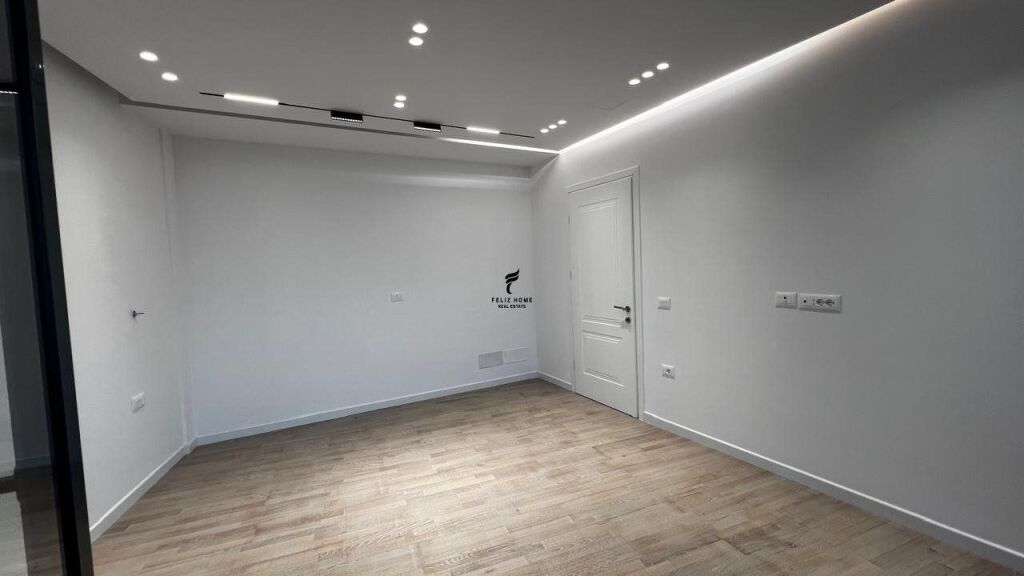 OFFICE FOR RENT 130 M2 LAKE VIEW 2000 EURO FH-72643