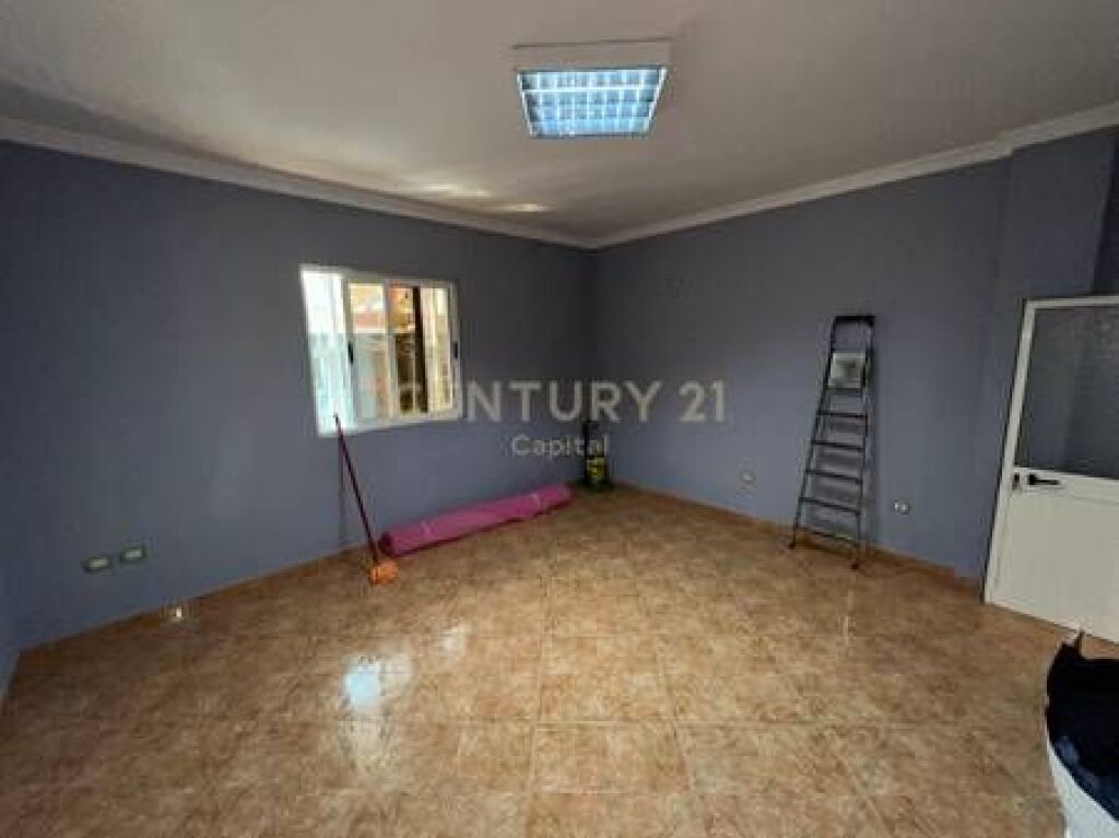 Commercial Space for Rent at the intersection in Laprakë!
