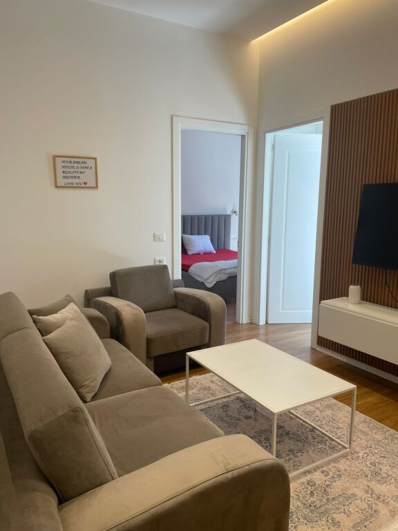 🏢Rruga e Durresit,pas Hotel Colosseo jepet me qera apartament 2+1,i mobiluar.800Euro