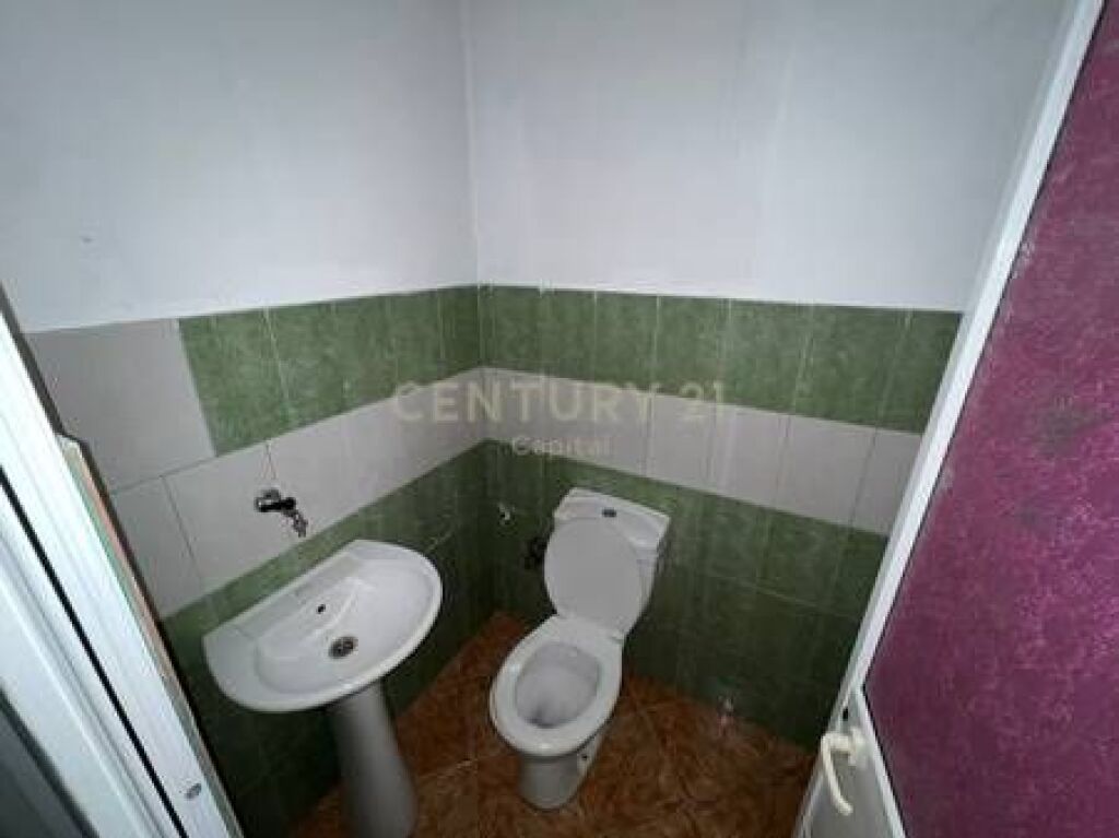 Commercial Space for Rent at the intersection in Laprakë!
