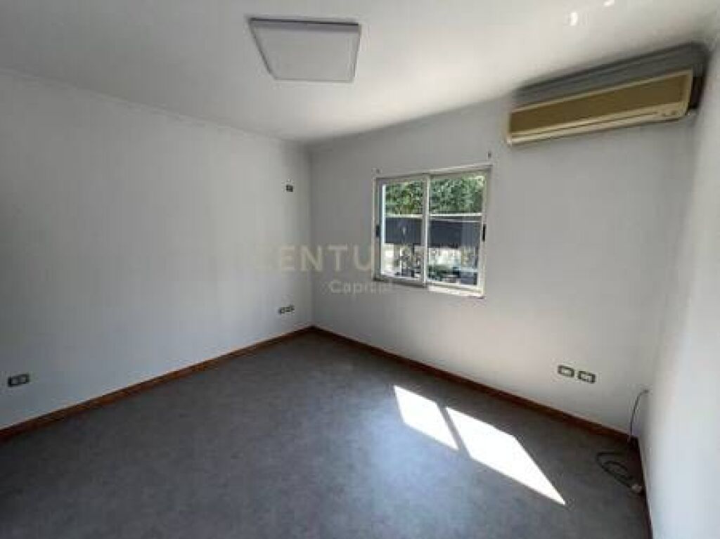 Commercial Space for Rent at the intersection in Laprakë!
