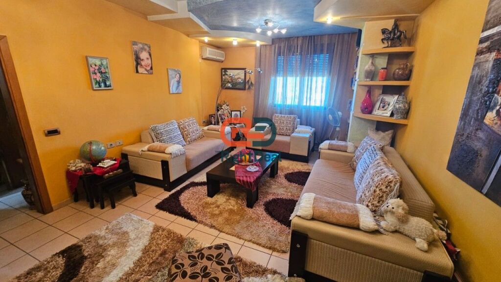 Jepet Me Qira, Apartament 2+1 Tek Shkolla E Kuqe, I Mobiluar!!