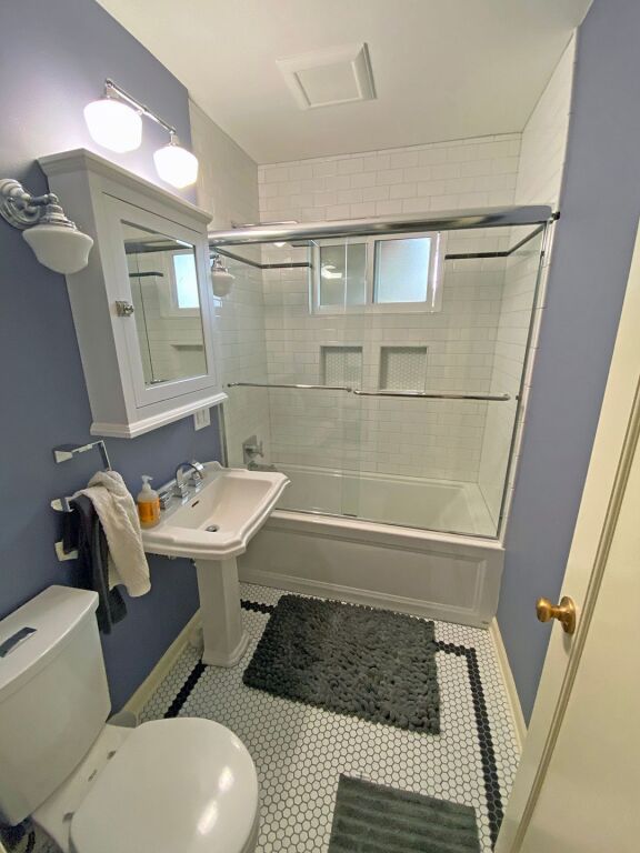 21 dhjetori, jepet me qera apartament 1+1 .
