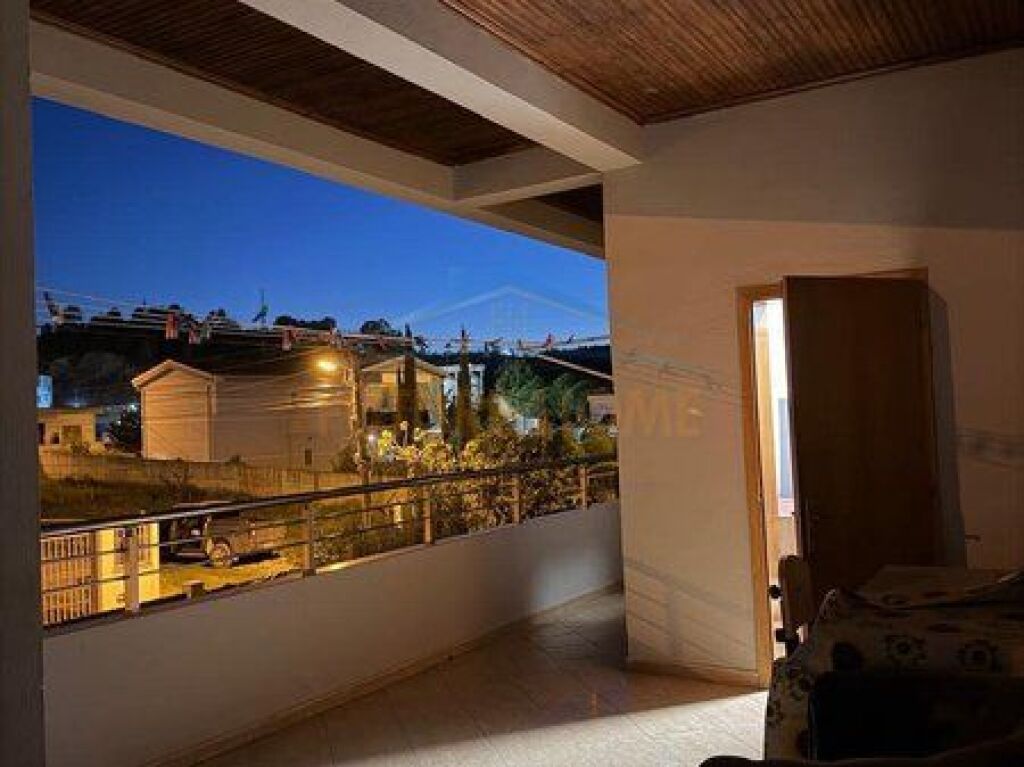 Affitto, 3° piano di una villa, Mezez