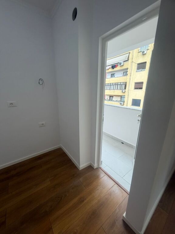 Shitet Apartameent 1+1 mbrapa Europianit Porcelan