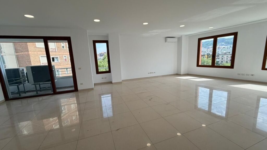 AMBIENT ZYRE 180M2 PER QERA TEK KOMPLEKSI DELIJORGJI