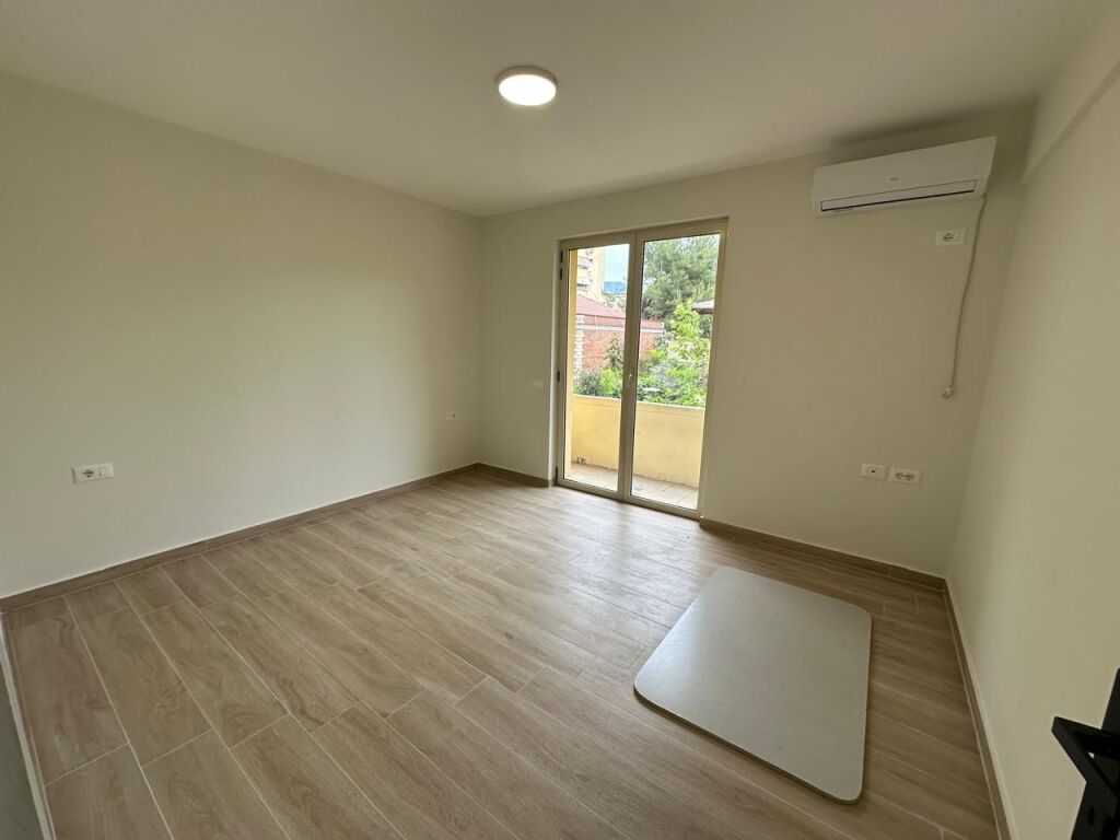 🏢Durres Street is for rent for offices, apartment 3+1.600Euro(Net)  