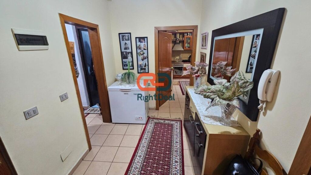 Jepet Me Qira, Apartament 2+1 Tek Shkolla E Kuqe, I Mobiluar!!