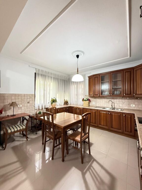 Apartament 2+1+2 me Qira – Zona e Bllokut, Tiran