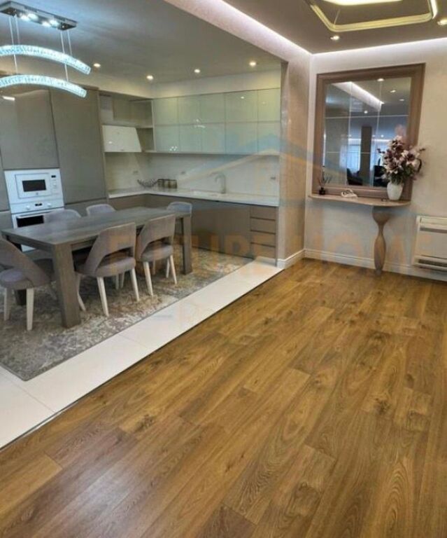 Shitet, Apartament 3+1+2 Poste Parkimi, Fresk