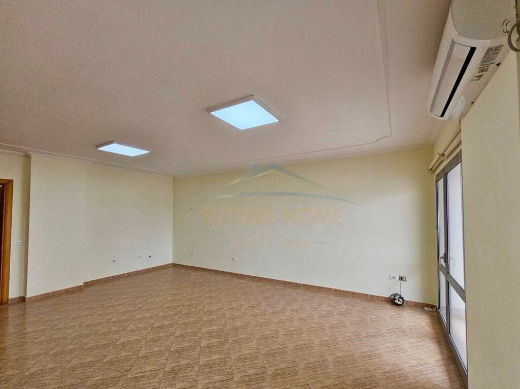 Qera, Ambient Biznesi, Zogu i Zi, Tirane.