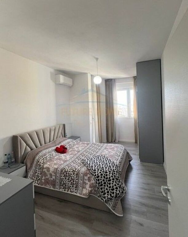 Shitet Apartament 2+1+Post Parkimi, Yzberisht, Grand Galery.