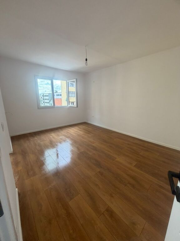 Shitet Apartameent 1+1 mbrapa Europianit Porcelan