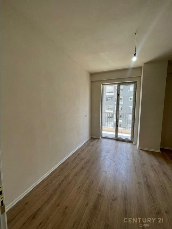 VENDESI APPARTAMENTO 3+1+2 PRESSO IL MUNICIPIO DI PARIGI