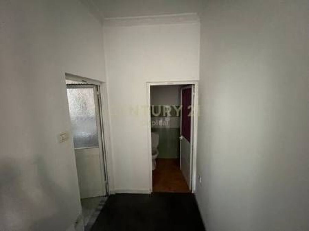 Commercial Space for Rent at the intersection in Laprakë!
