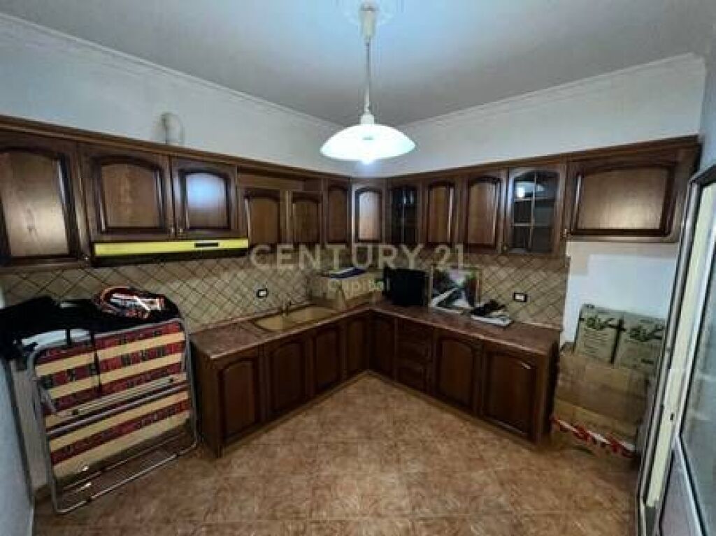 Commercial Space for Rent at the intersection in Laprakë!
