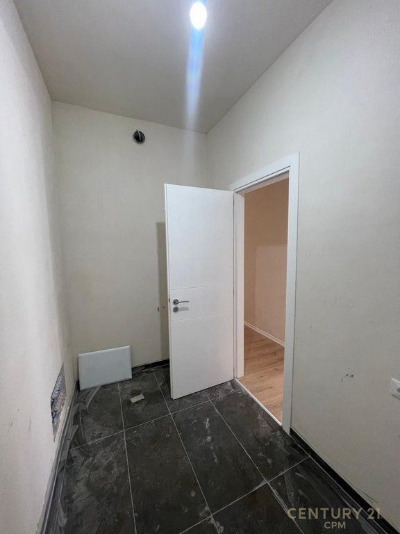 VENDESI APPARTAMENTO 3+1+2 PRESSO IL MUNICIPIO DI PARIGI