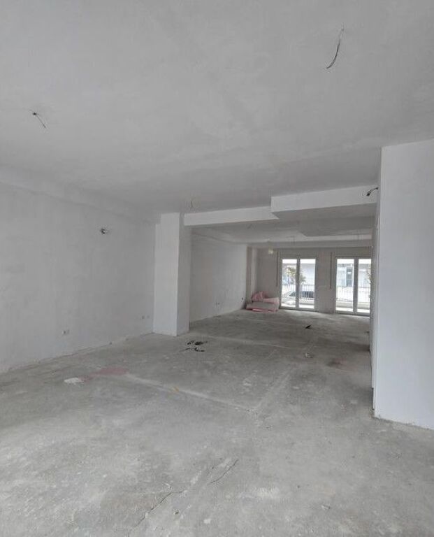 Shitet Njësi Komerciale 2+1 + Verandë + 2 Poste Parkimi tek Univers City Residence