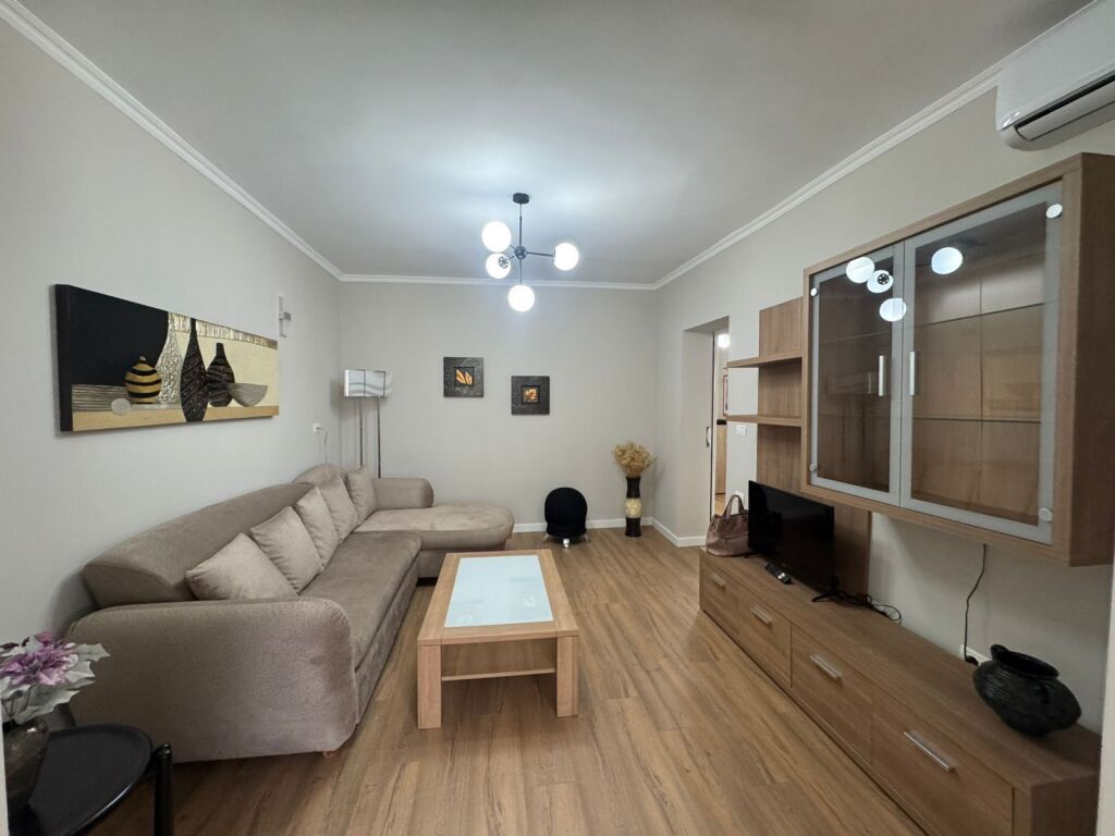 Apartament 2+1 me qira tek Ish Blloku prane Shkolles 11 Janari