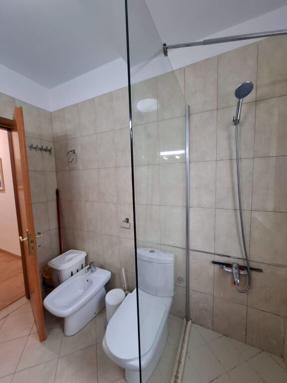 Affitto | Apartament 2 + 1 | Liqeni i Thate | 720 €/mese