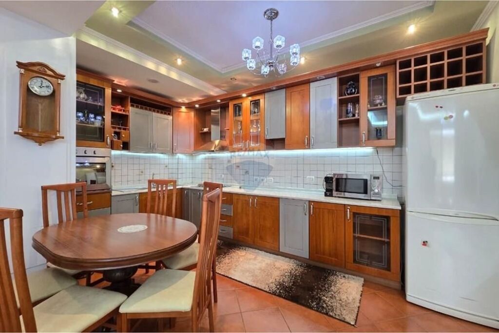 Apartament - Për Qira - Rruga Muhamet Gjollesha, Tiranë
