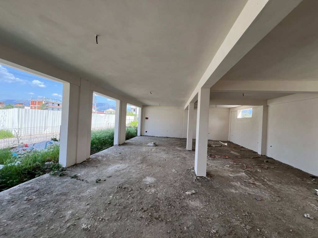 🏢 Jepet me qera godinë 2-katëshe në Kamëz.